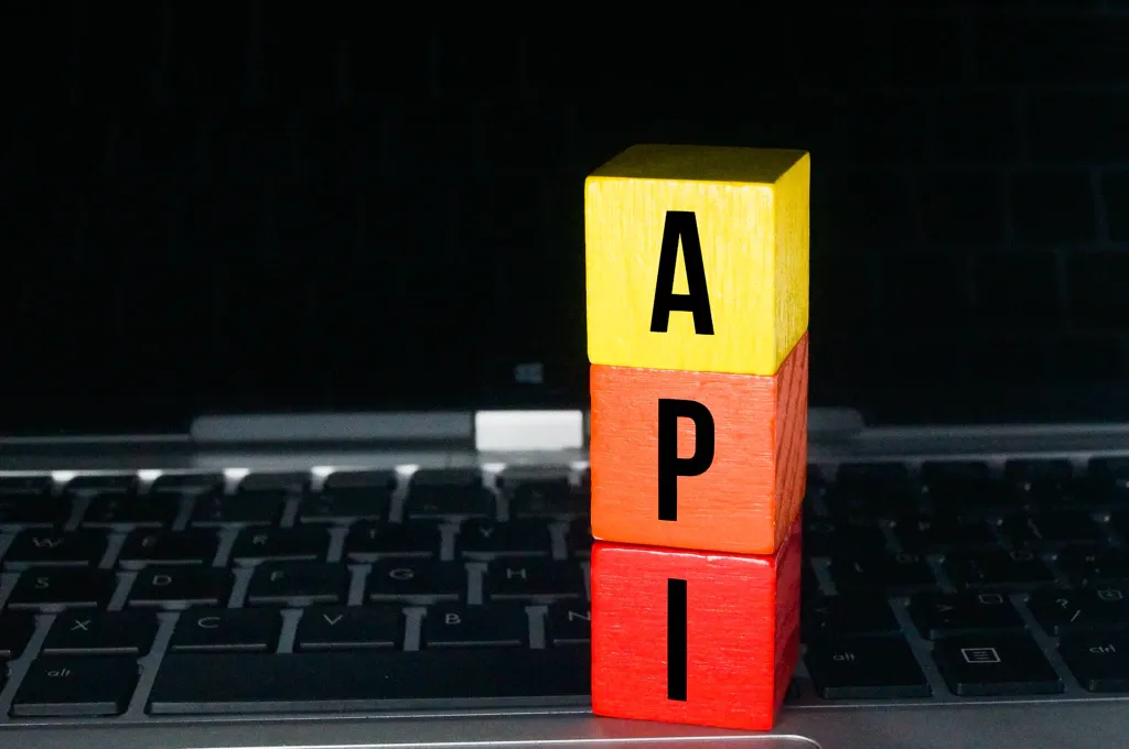 Bild von drei Bausteinen, jeweils mit den Buchstaben "A", "P" und "I".