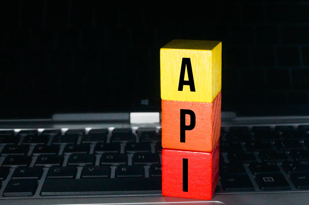 Bild von drei Bausteinen, jeweils mit den Buchstaben "A", "P" und "I"